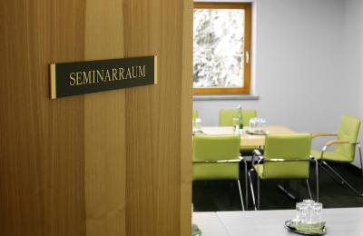 hotel-alpen-residence-ehrwald-seminarraum-40.jpg