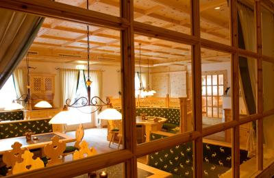 hotel-alpen-residence-ehrwald-stube.jpg