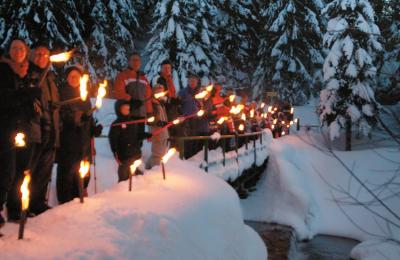 hotel-alpen-residence-fackelwanderung-laerchenwald.jpg